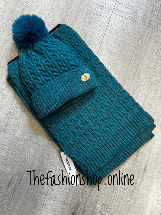 Huddy's teal cable knit hat and scarf set