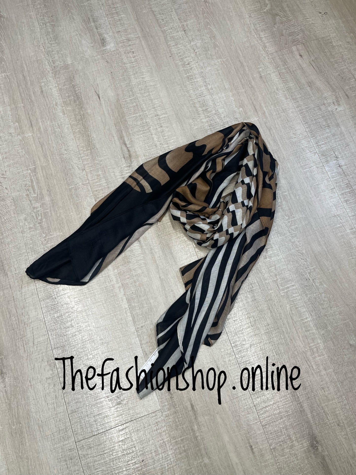 Black and camel ripple scarf