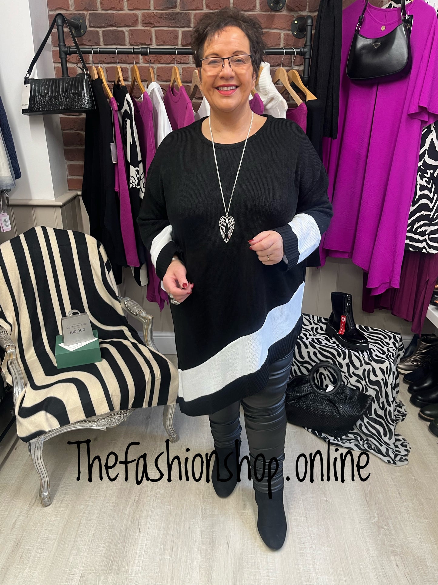 Black and white asymmetric hem jumper 16-24