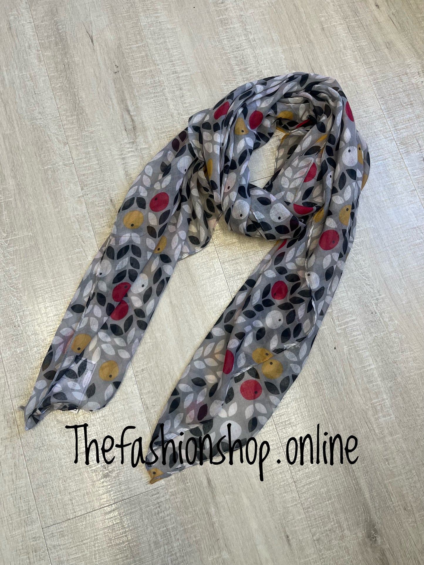 Grey berries scarf