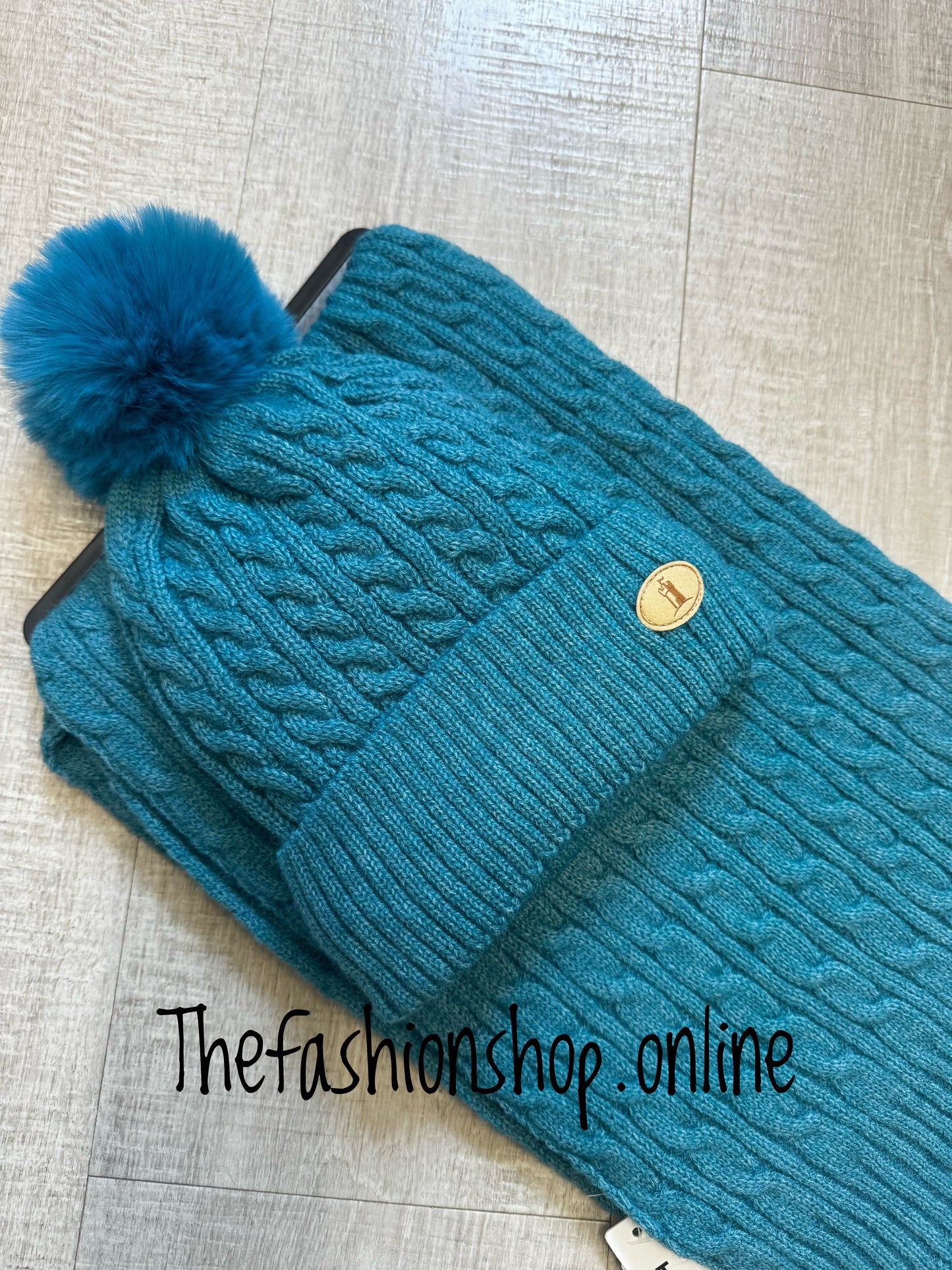 Huddy's teal cable knit hat and scarf set